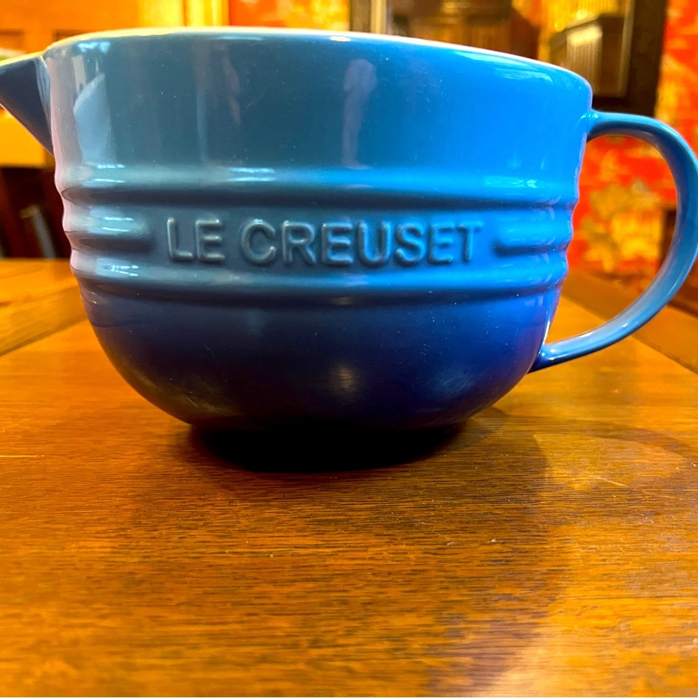 Le Creuset Second Choix Azure Blue Batter Bowl
2L With Spout